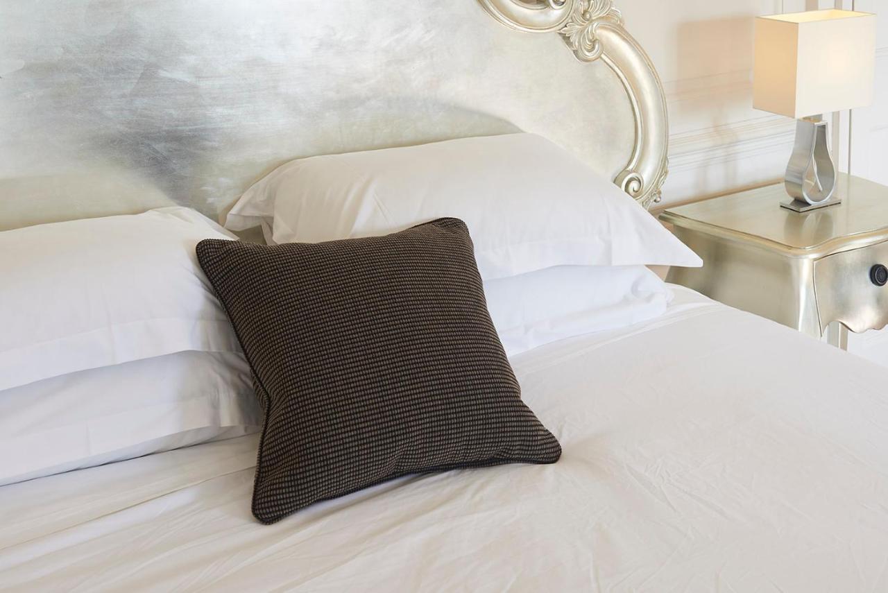 The Bell Inn Hotel Horndon-on-the-Hill Bagian luar foto
