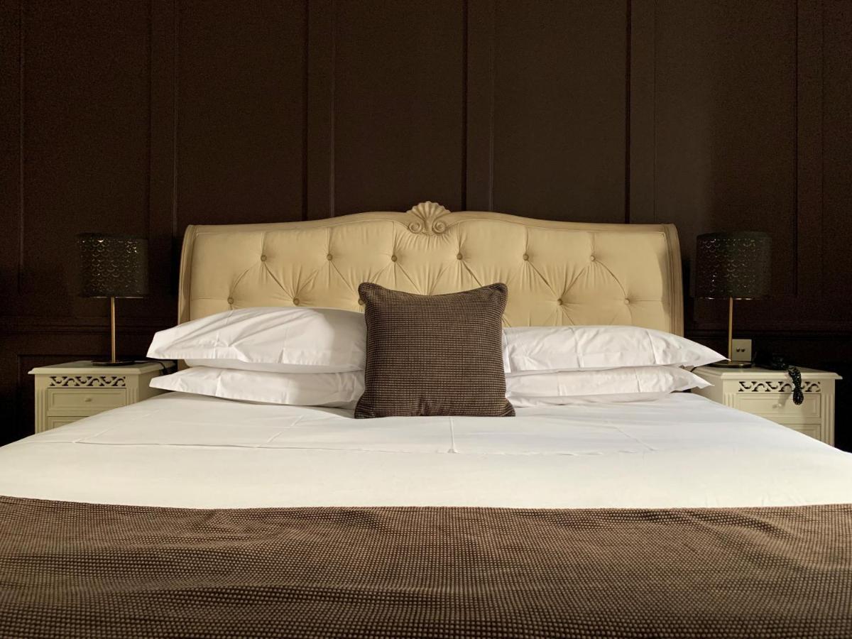 The Bell Inn Hotel Horndon-on-the-Hill Bagian luar foto