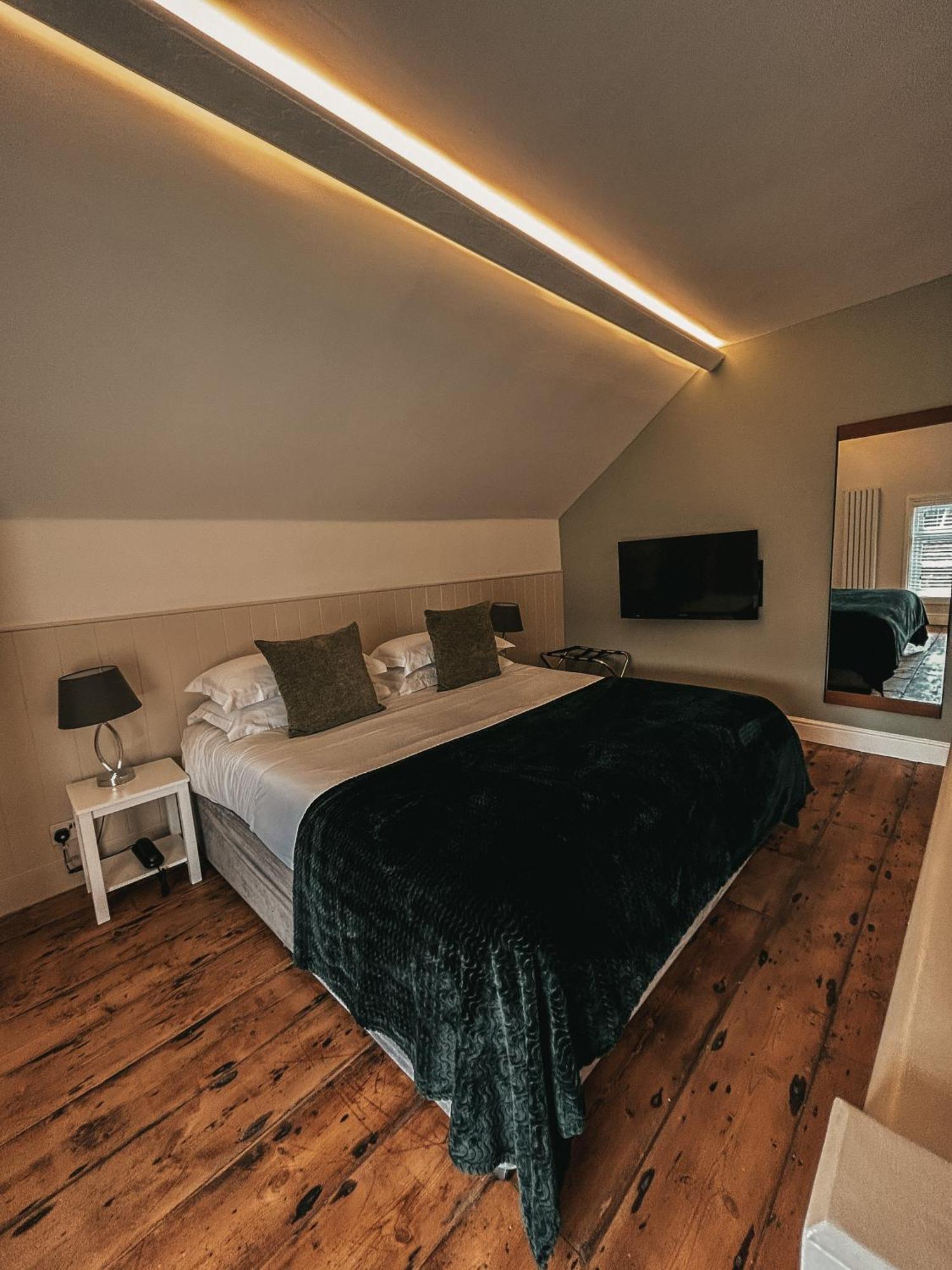 The Bell Inn Hotel Horndon-on-the-Hill Bagian luar foto