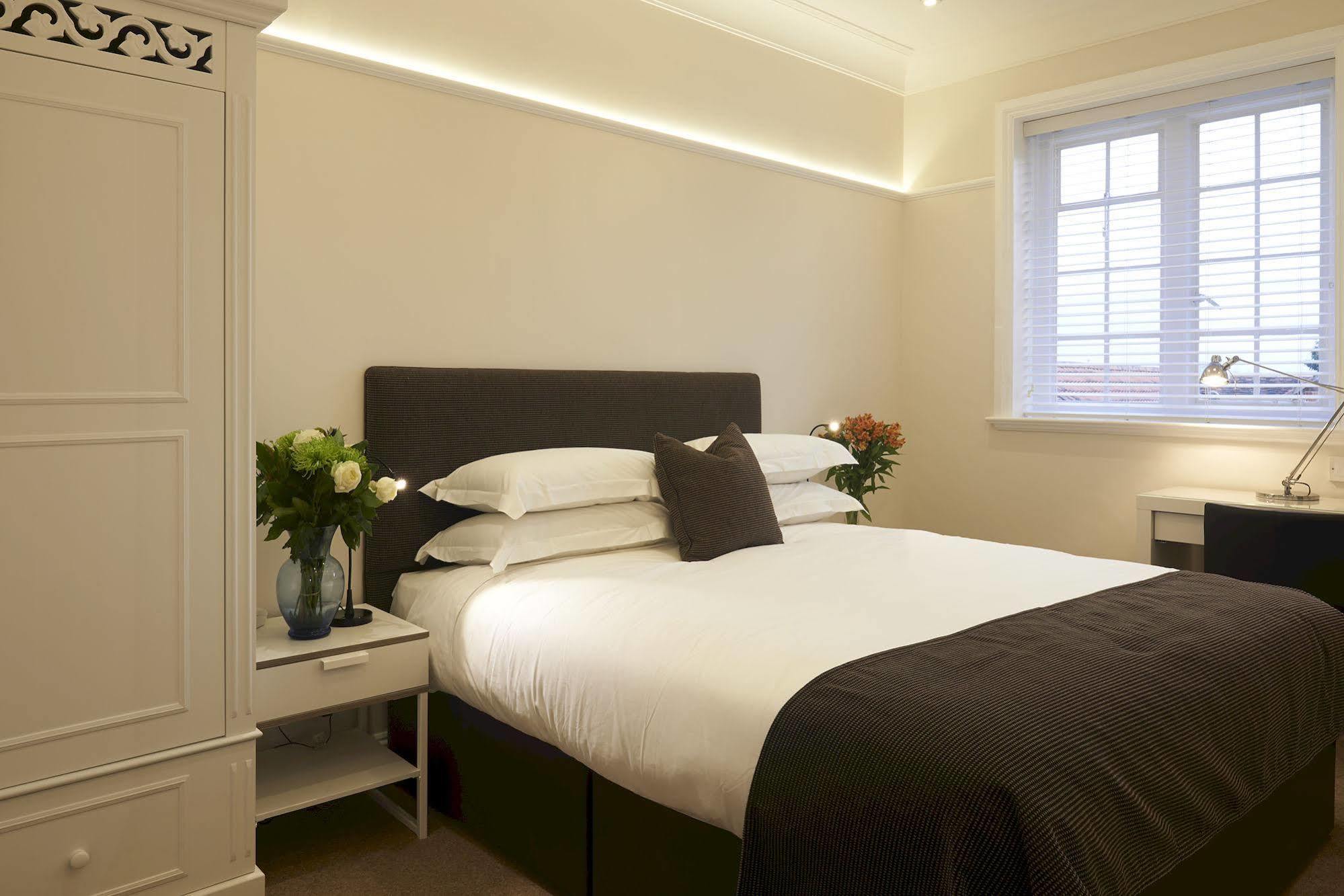 The Bell Inn Hotel Horndon-on-the-Hill Bagian luar foto