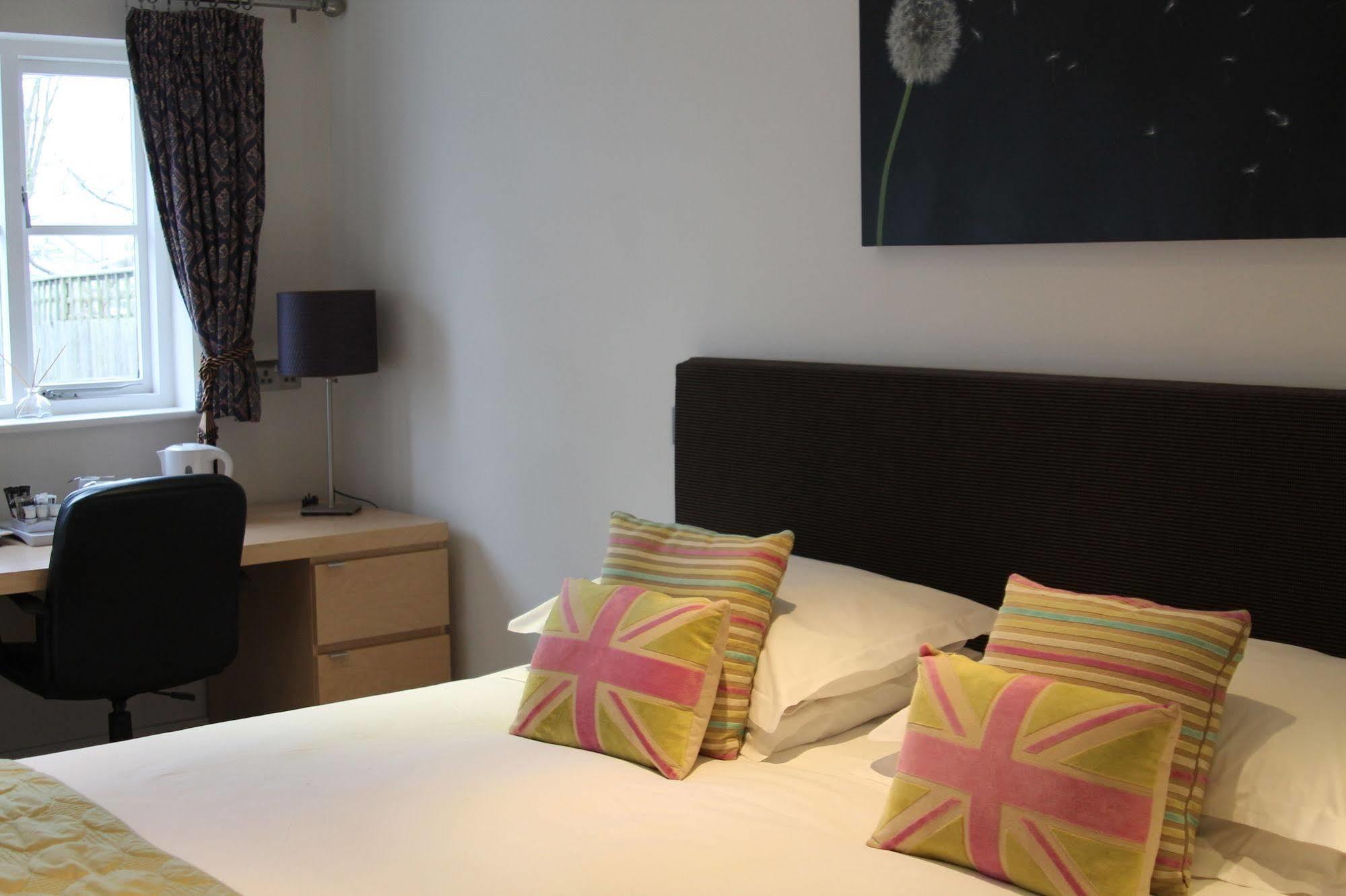 The Bell Inn Hotel Horndon-on-the-Hill Bagian luar foto