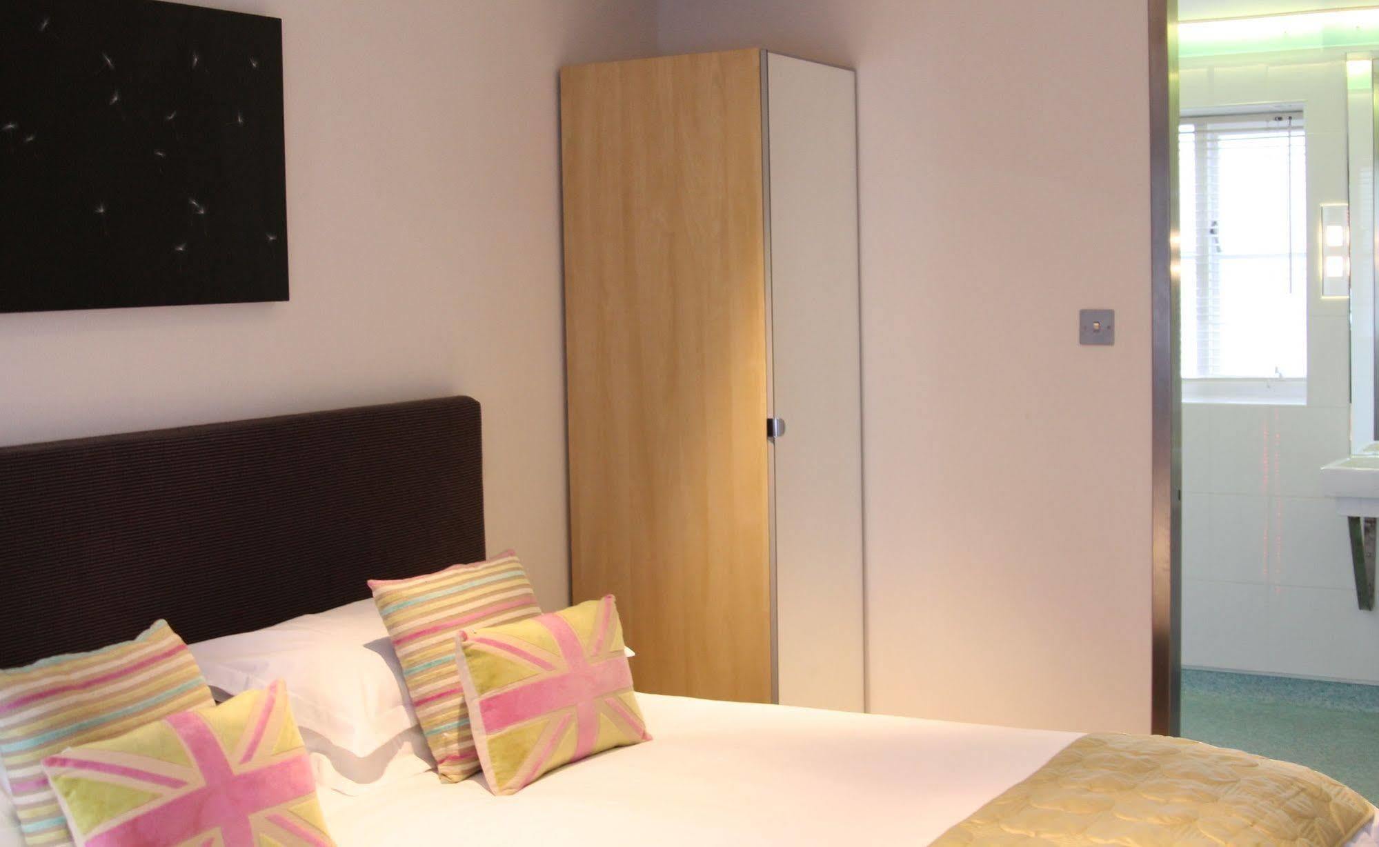 The Bell Inn Hotel Horndon-on-the-Hill Bagian luar foto